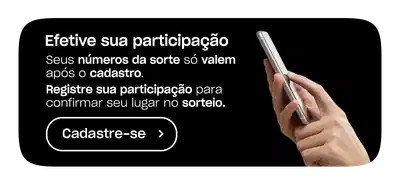 Banner horizontal com fundo preto onde vemos um texto do lado esquerdo convidando a se cadastrar em uma promoção e do lado direito, uma mão segura um celular.