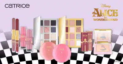 O banner apresenta uma coleção de produtos de maquiagem e cuidados com a pele da marca Catrice, em parceria com a Disney para a linha "Alice no País das Maravilhas".
