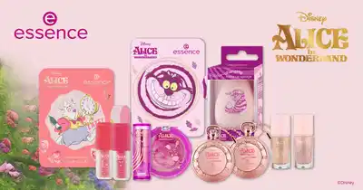 Coleção Essence Alice in Wonderland com esponja, paleta, frascos e acessórios em tons rosa.