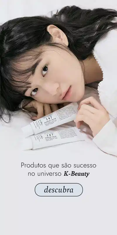 A imagem mostra uma jovem modelo com cabelos escuros e olhar sereno, segurando dois tubos de creme da marca Dr. Atlhea. O texto destaca que os produtos dessa marca são um sucesso no universo da beleza, convidando o usuário a descobri-los.
