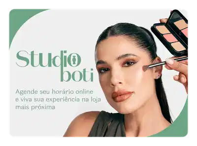 Mulher com cabelos pretos e longos presos em rabo de cavalo e maquiagem. Uma mão segurando um pincel aplica blush em seu rosto. Texto convida o usuário a agendar seu horário online.