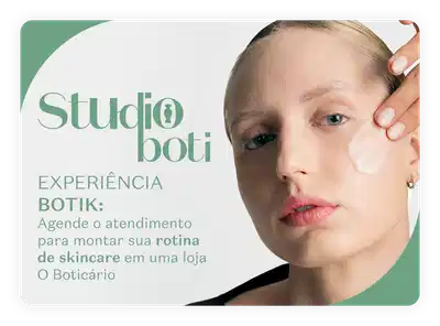 A imagem apresenta o logotipo "Studio boti" e o texto "EXPERIÊNCIA BOTIK: Agende o atendimento para montar sua rotina de skincare em uma loja O Boticário". A imagem também mostra o rosto de uma mulher com expressão séria aplicando creme no rosto.