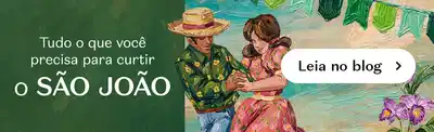 A imagem mostra um casal em um cenário tropical, com vegetação exuberante ao fundo. O homem usa uma camisa florida e um chapéu de palha, enquanto a mulher usa um vestido colorido. Eles estão próximos um do outro, em uma postura de proximidade e intimidade. A mensagem convida o leitor a ler o blog "Leia no blog" para obter mais informações sobre o São João.