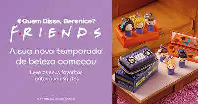 Quem Disse, Berenice? Friends. A sua nova temporada de beleza começou. Leve os seus favoritos antes que esgotem! Imagem mostra cenário com móveis em tons de laranja e rosa, decoração inspirada na série Friends com miniaturas de personagens, paletas de cores e um dispositivo eletrônico roxo em destaque sobre uma mesa.