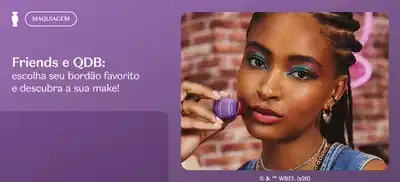 A imagem mostra uma mulher negra com penteado trançado. Ela está segurando um produto da collab Friends e QDB