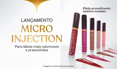 Cinco glosses labiais da linha Micro Injection, sobre fundo branco, comunicando seu lançamento.