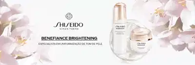 Marca Shiseido Ginza Tokyo apresenta linha Benefiance Brightening, especialista em uniformização de tom de pele, com produtos dispostos em composição: frasco com tampa dourada, sérum e creme em embalagem branca.