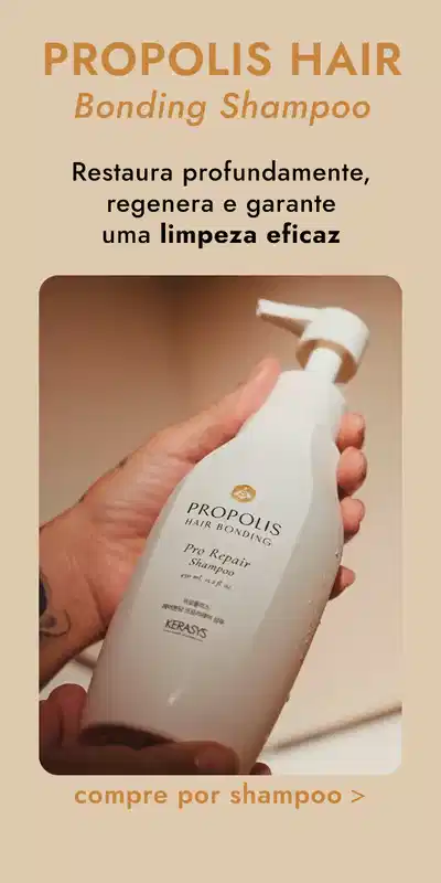 Propolis Hair Bonding Shampoo. Restaura profundamente, regenera e garante uma limpeza eficaz. Imagem mostra frasco branco do produto sendo segurado por uma mão sobre fundo bege. Texto em tons dourado e preto. Botão "compre por shampoo" na base.