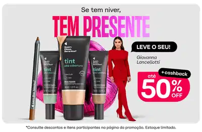 A imagem mostra uma mulher sorrindo, vestida com uma blusa vermelha, em um fundo degradê de vermelho a rosa. Ela segura um balão em formato de coração rosa. Acima dela, há um banner com o texto "QDBirthday" e a mensagem "Fica, vai ter desconto em make e skincare!". Abaixo, há um selo com a informação "Cashback de 50% OFF".