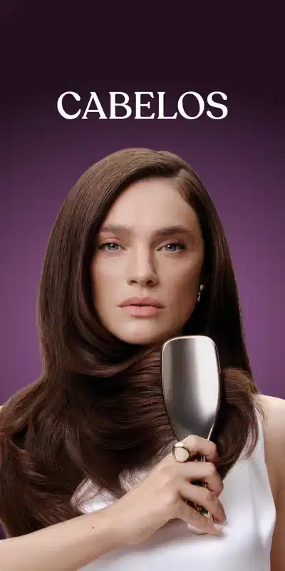Mulher escovando os cabelos longos em um fundo roxo, comunicando a categoria de cabelos no site.