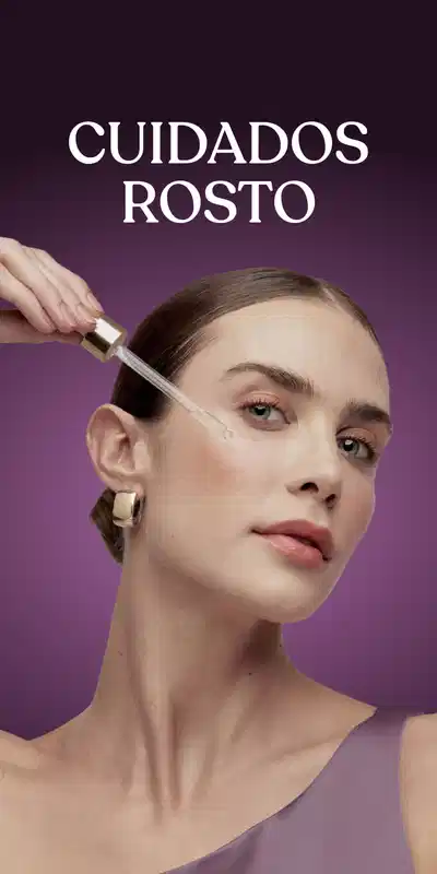Mulher branca com cabelos presos em coque baixo, segurando um aplicador de sérum próximo ao rosto em um fundo roxo, comunicando a categoria de cuidados para o rosto.