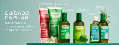 Linha Cuidado Capilar Weleda sustentável e natural para todos os tipos de cabelo. Seis produtos exibidos: Fitocondicionador Reparador com Argan 200ml em embalagem vermelha, Fitocondicionador Hidratante com Aloe Vera 200ml em embalagem verde, Fitoxampoo Hidratante 250ml, Fitoxampoo Hidratante 250ml em embalagem amarela com hortelã, Loção Capilar Revitalizante 50ml com benefícios de força e queda, e Fitoxampoo Fortificante com camomila. Fundo azul claro com textos indicando benefícios: reparação, força, queda, nutrição, equilíbrio.