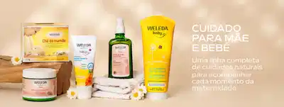 Linha de cuidados Weleda para mãe e bebê com produtos naturais: Chá da mamãe em sachês, Creme para prevenir assaduras Weleda Baby, Óleo de Massagem Weleda, Shampoo e Gel de Banho Weleda Baby em frasco amarelo, acompanhados de toalhas brancas e flores de camomila em fundo bege. Texto: Cuidado para mãe e bebê. Uma linha completa de cuidados naturais para acompanhar cada momento da maternidade.