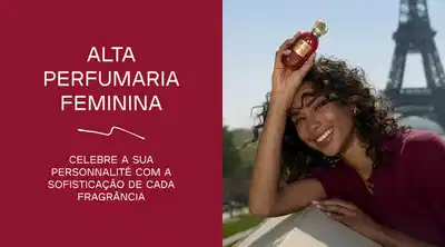 Mulher sorridente segurando um Eau de Parfum O.U.i no cerário de Paris, comunicando a alta perfumaria feminina sobre fundo vermelho.