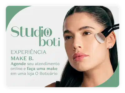 Studio boti, Experiência Make B. Agende seu atendimento online e faça uma make em uma loja O Boticário. Imagem mostra mulher aplicando Máscara de Cílios preta com pincel.