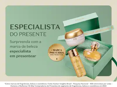 Especialista do Presente, surpreenda com a marca de beleza especialista em presentear. Banner em tons de verde apresenta produtos da linha Lily: frasco com spray, pote de creme, Eau de Parfum e embalagem. Destaque para selo dourado indicando marca preferida para presentear. 