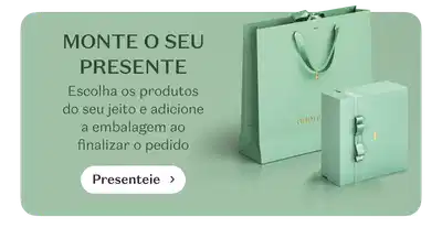 Monte o seu presente. Escolha os produtos do seu jeito e adicione a embalagem ao finalizar o pedido. Imagem com fundo verde claro mostrando sacolas e caixas de presente da marca. Botão Presentear disponível.