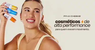 Pink Cheeks, cosméticos de alta performance para quem vive em movimento. Mulher sorridente segurando quatro produtos em tubos coloridos: um com tampa amarela, outro azul, outro branco e outro com tampa laranja.