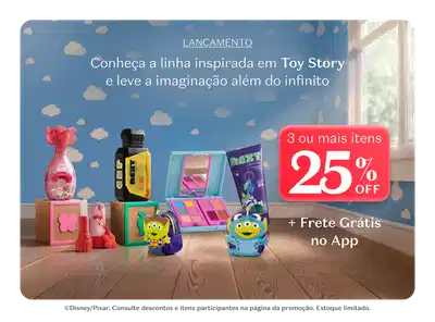 A imagem apresenta uma cena com diversos produtos infantis em um ambiente decorado com nuvens azuis e brancas. Há uma promoção de 25% de desconto na compra de 3 ou mais itens. Os produtos incluem uma boneca rosa, mochilas com personagens, uma paleta de maquiagem e outros acessórios.