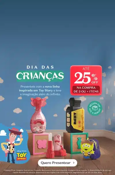 Dia das Crianças com a nova linha inspirada em Toy Story. Produtos temáticos com personagens do desenho. 25% de desconto na compra de 3 ou mais itens. Fundo azul com nuvens brancas e ambiente de quarto infantil.