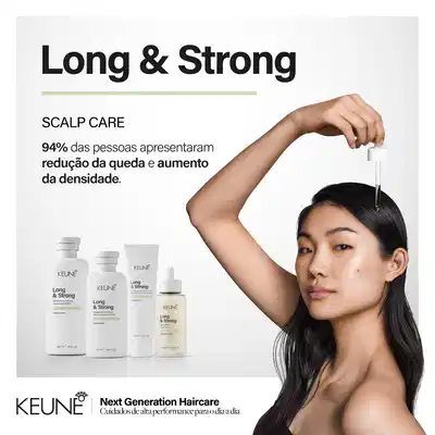 Long & Strong, linha Keune Next Generation Haircare. Scalp Care. 94% das pessoas apresentaram redução da queda e aumento da densidade. Imagem mostra mulher aplicando produto no cabelo e quatro frascos da linha: shampoo, condicionador, loção e tratamento em tonalidades brancas e bege.