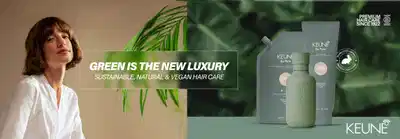 Mulher com cabelo castanho curto em tom neutro, usando blusa branca. Ao fundo, folhagens verdes. Texto em destaque: "GREEN IS THE NEW LUXURY" e "SUSTAINABLE, NATURAL & VEGAN HAIR CARE". À direita, produtos Keune So Pure em embalagens verdes: garrafas e tubos. Selos indicam "PREMIUM HAIRCARE SINCE 1922" e certificação de produto vegano. Marca Keune no canto inferior direito.