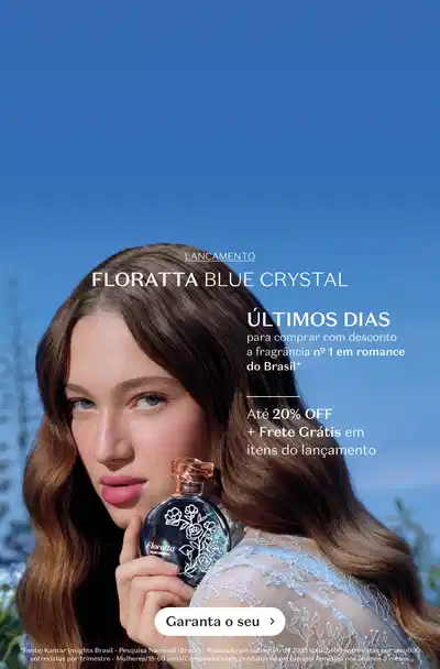 Imagem de uma mulher com cabelos escuros segurando um frasco de perfume azul. O texto na imagem menciona o lançamento do perfume "Floratta Blue Crystal" e ofertas com até 20% de desconto.