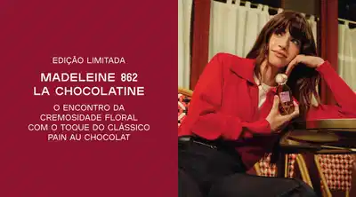 Mulher de cabelos escuros com uma mão apoiada no rosto e outra segurando o Novo Eau de Parfum Madeleine 862 La Chocolatine.