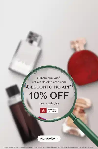 Composição com produtos de beleza desfocados ao fundo, incluindo frasco com aplicador, embalagem vermelha e itens de maquiagem. Em destaque, lupa com borda verde ampliando circular com texto: "O item que você estava de olho tem CUPOM ESPECIAL 10% de desconto nesta seleção DESEJOJO". Botão "Aproveite" na base da imagem.