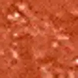 A imagem mostra o Lip Oil de Care Natural Beauty. Possui uma embalagem transparente de plástico, semelhante a um batom líquido. Possui cor pêssego e a embalagem apresenta o logotipo "Care" em letras brancas. A tampa prata com aplicador.
