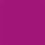 A imagem mostra um batom tipo bala, roxo, com a tampa ao lado. A embalagem é preta e prata com o logo da marca em preto.