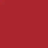 A imagem mostra um batom tipo bala, vermelho, com a tampa ao lado. A embalagem é preta e prata com o logo da marca em preto.
