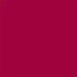 A imagem mostra um batom tipo bala, rosa, com a tampa ao lado. A embalagem é preta e prata com o logo da marca em preto.