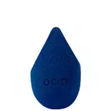 Esponja de maquiagem azul escuro com textura aveludada. Formato de gota com a palavra "Océane" impressa em relevo na superfície.