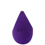 Esponja de maquiagem roxo escuro com textura aveludada. Formato de gota com a palavra "Océane" impressa em relevo na superfície.