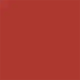 Batom vermelho da marca M·A·C em embalagem preta e prateada. O produto possui formato cônico e acabamento brilhante, com o logotipo da marca visível.
