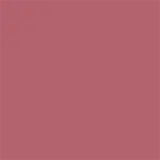 O batom M·A·C apresenta uma textura cremosa e sedosa, com uma cor rosa vibrante. Sua aparência é aveludada e brilhante, sugerindo uma aplicação suave e confortável nos lábios.