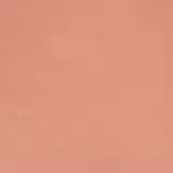Blush compacto em embalagem redonda preta com tampa transparente.