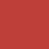 Frasco de batom líquido vermelho Deep Carmine da marca Make B. One Velvet Sublime em embalagem prateada com haste branca, esponja aplicadora na cor do batom e nome da marca gravada.