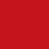 O balm labial vermelho da marca Make B. Lip Chronology Color Repair possui uma embalagem preta e prateada com produto  vermelho brilhante e tampa branca com a marca gravada em letras pretas.