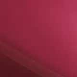 Produto de beleza Eudora Make: Micro Injection, um gloss labial em embalagem de frasco plástico vermelho com detalhes dourados, contendo um aplicador de haste branca.
