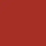 O produto de beleza Eudora Make é um batom líquido vermelho com acabamento brilhante, em embalagem cilíndrica preta e branca, acompanhado de um pingente em forma de coração vermelho.