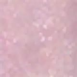 O produto é um brilho labial líquido da marca Vizzela. Vem em um frasco cilíndrico transparente com tampa branca, contendo um líquido rosa brilhante com partículas cintilantes.