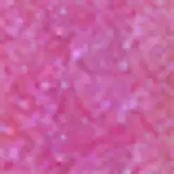 Brilho labial gloss rosa brilhante em frasco plástico transparente com tampa branca. O frasco tem um aplicador de haste branca com ponta esponjosa rosa.