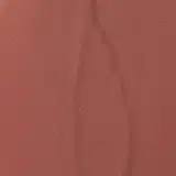 Produto de beleza Vult Iconic Shine, um batom líquido brilhante em embalagem plástica transparente com aplicador. A cor predominante é um tom rosado claro com brilho.