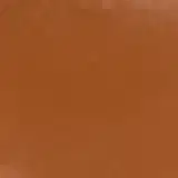 Um pote de vidro transparente contendo uma textura cremosa em tom bronzeado. A tampa preta arredondada tem a inscrição "Makiê Camuflagem Creme" em letras brancas.