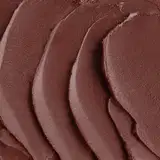 Batom hidratante na cor Marrom Marronito da marca Quem Disse, Berenice? em tubo preto com letras e coração prateado ilustrado.