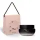 Imagem de um combo para presente Her Code, que traz um pote em degradê de preto e branco com rótulo dourado de creme aveludado corporal de 250g e uma caixa de presente rosa com alça preta, ilustrada com flores, folhas e o nome da marca.