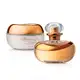 Dois itens Lily Lumière, sendo um vidro arredondado com detalhe dourado, líquido bege, e tampa cristal contendo 75ml de Eau de Parfum e pote com creme branco, tampa e letras douradas, contendo 250g de creme acetinado corporal.