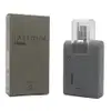 Perfume masculino Latitude Origin da marca Hinode, com embalagem cinza escura e caixa cinza clara. O frasco possui um design moderno e minimalista, com detalhes em transparência.